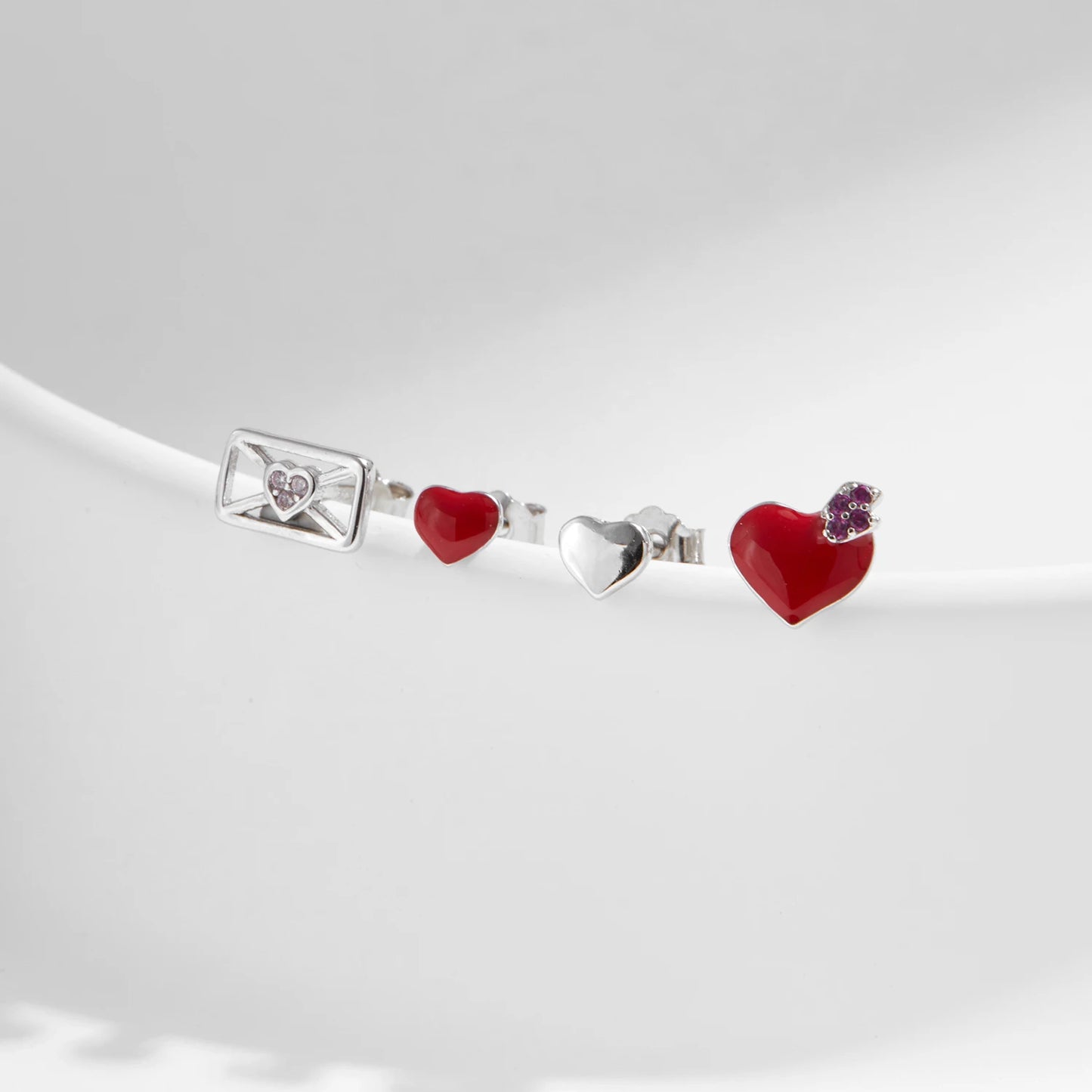 Beautiful and delicate earrings in 925 sterling silver with red heart and mirror